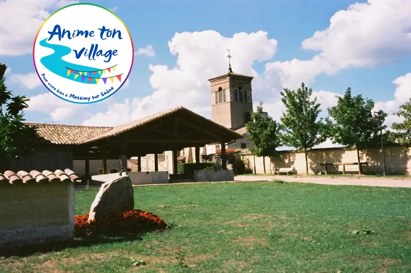 La halle et le clocher de Messimy-sur-Saône, avec le logo de l'association Anime ton village.